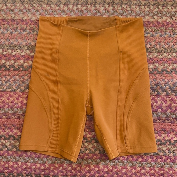 NWOT LULULEMON RIBBED HIGH RISE YOGA BIKE SHORTS - Picture 2 of 7